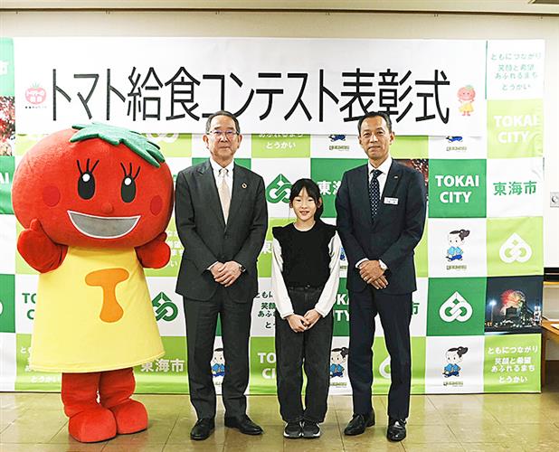 表彰式で笑顔を見せる花田市長、島〓(﨑)さん、伊藤支店長(左から)