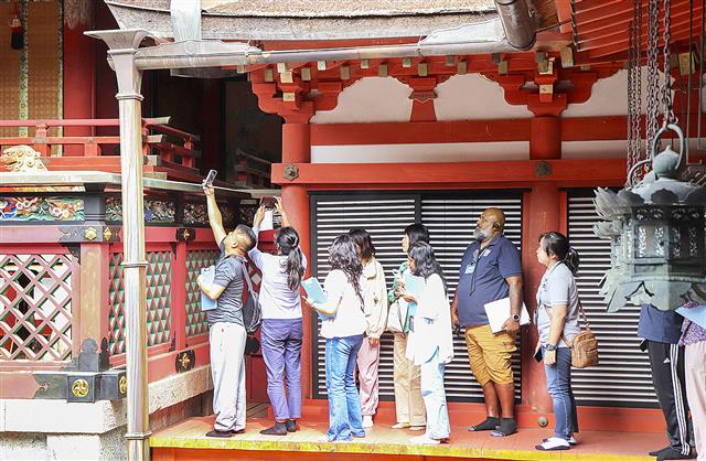 奈良県桜井市の談山神社を見学する海外の研修生ら=9月