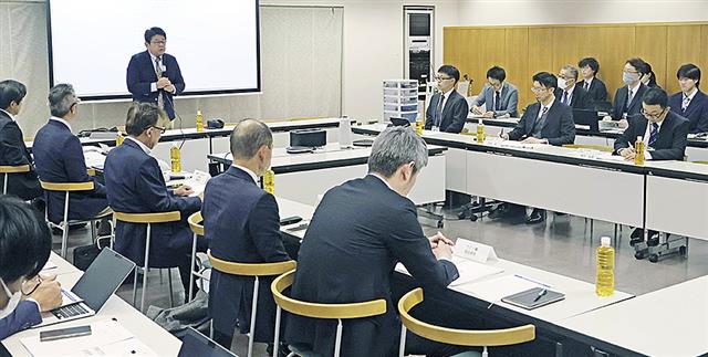 津市で開かれた有識者委員会の会合=14日午後