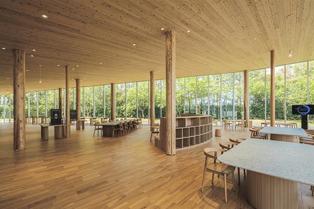 つくば工場食堂棟の内観