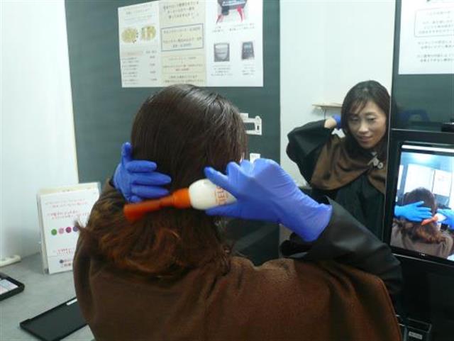 モニターを見ながらムラなく染めることができる