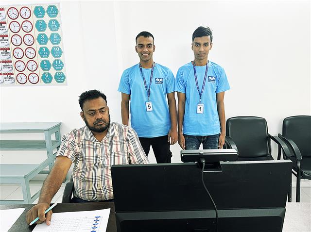 海外パートナー拠点で、日本企業とのオンライン面接に臨む外国人材