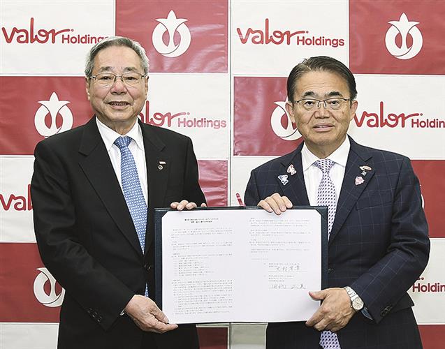 協定締結式に出席した愛知県の大村知事(右)とバローHDの田代会長