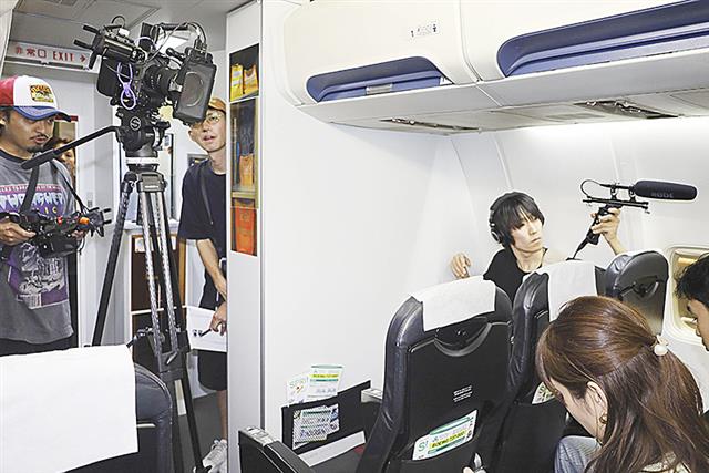 短編ドラマを撮影する監督の本木真武太さん(左端)ら=10月、千葉県芝山町