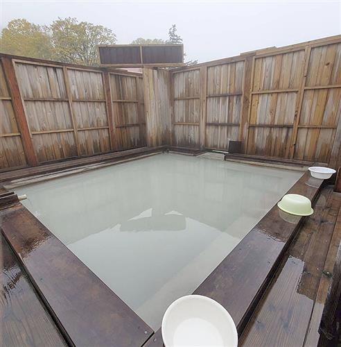 秋田県鹿角市にある温泉施設の野天風呂=10月