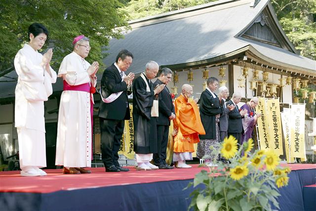 比叡山宗教サミット38周年「世界平和祈りの集い」の式典で祈る宗教指導者ら=大津市・延暦寺