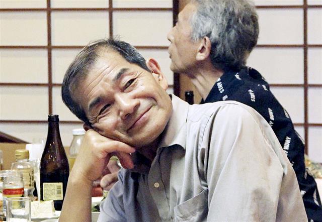 新潟水俣病の被害者を支援してきた旗野秀人さん(映画「春、阿賀の岸辺にて」の一場面から、小森はるかさん提供)