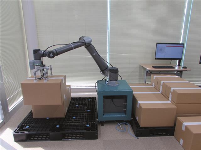 三重県内でロボット導入を推進していく(写真は荷物の入った段ボール箱をパレットに積み込む協働ロボット)