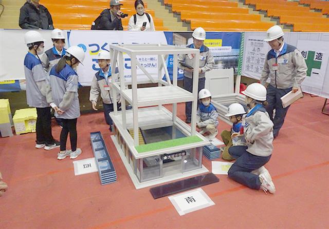 岐建は市役所の模型を使い、施工管理の仕事を再現した