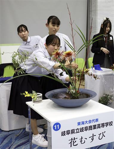 「Ikenobo 花の甲子園」の全国大会で3連覇を果たした岐阜県立岐阜商業高=16日午後、京都市中京区