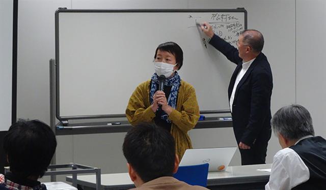 事業計画を発表する受講生