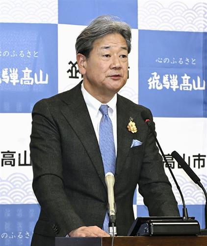 記者会見で産業廃棄物最終処分場の建設に反対する意向を表明した、高山市の田中明市長=17日午前、高山市