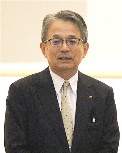 上半期の業績を紹介する深谷理事長