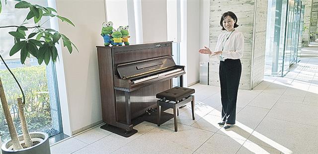 本店ロビーに設置した自動演奏ピアノ