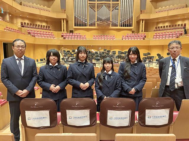 演奏会に招かれた生徒ら