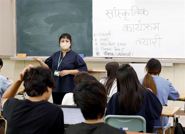 大阪府立大阪わかば高で行われている「母語学習」の授業=10月、大阪市