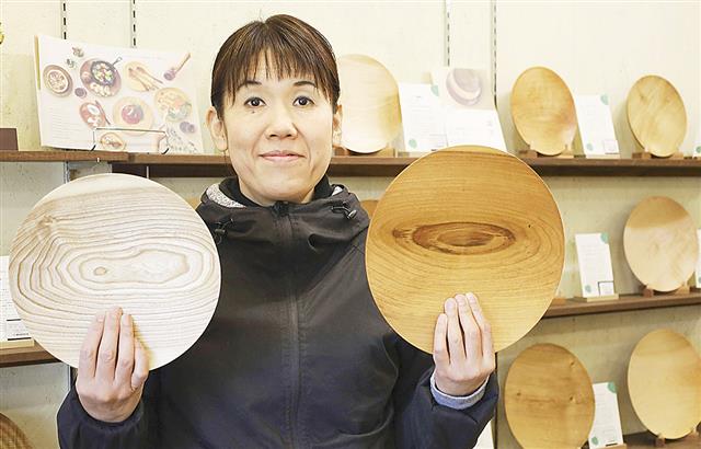 里山の木で作られた皿を手に持つ木工クラフト工房「チエモク」の三島千枝社長=札幌市