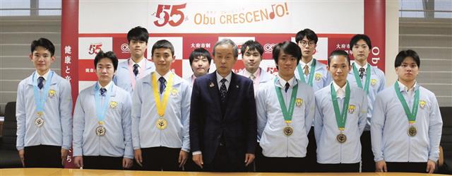 技能五輪で入賞した選手と岡村市長(前列中央)
