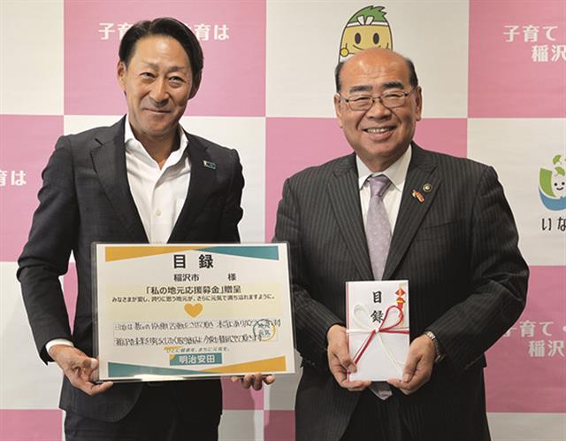 浅野支社長(左)から加藤市長に目録を手渡した