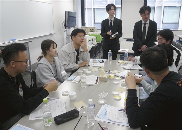 地元食品事業者の商品を留学生が試食した