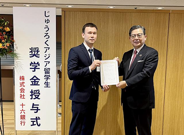 十六銀の村瀬会長(右)が証書を手渡した