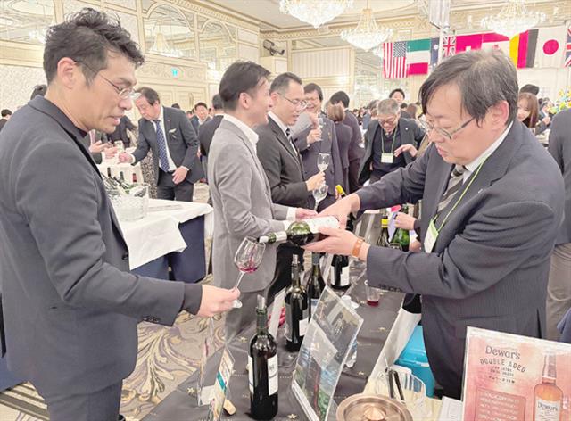 来場者はさまざまなワインを楽しんだ