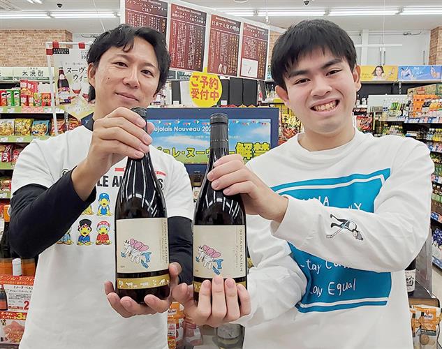 ラベル採用のワインを手にする藤桂京伊の担当者(左)と、アーティストのJoさん