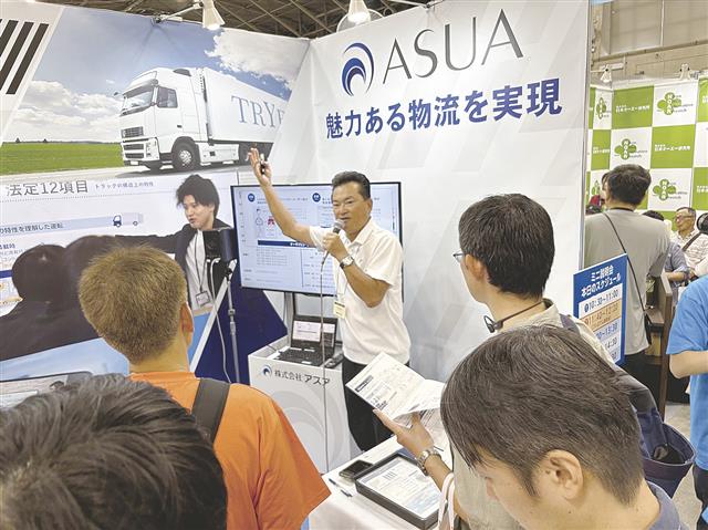 一般投資家に成長戦略をアピールする間地社長(9月に開催した「名証IRエキスポ」の会場で)