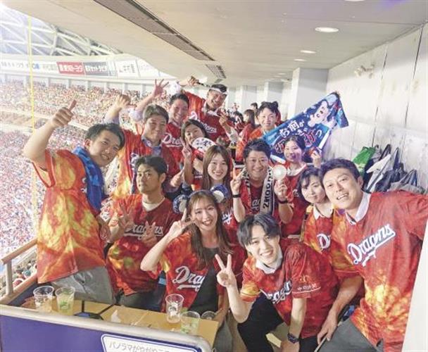 サークル活動で野球観戦を楽しむ社員の様子