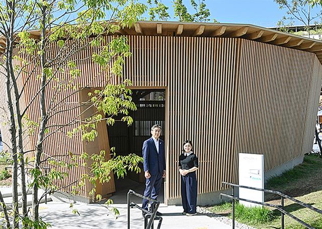 ダイキン工業の松本親明氏(左)と太田由美氏=10月、大阪市此花区の夢洲