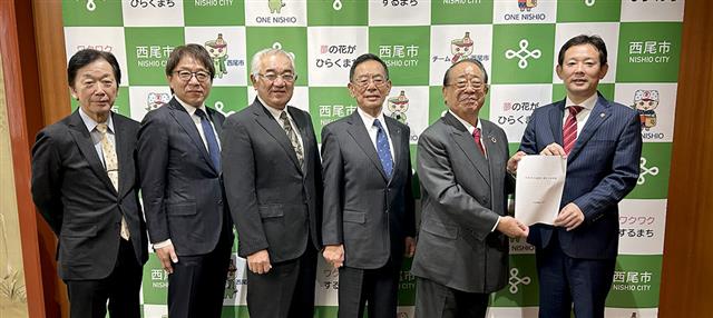 中村市長(右端)に要望書を手渡す杉浦会長(右から2人目)