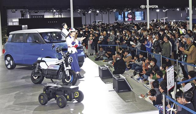 さまざまなモビリティを前ににぎわう会場(スズキのブース)