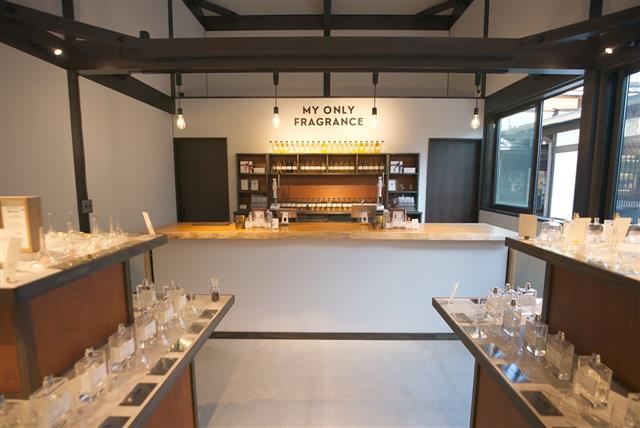 白壁と木材を基調とした「マイオンリーフレグランス飛騨高山店」(同社提供)