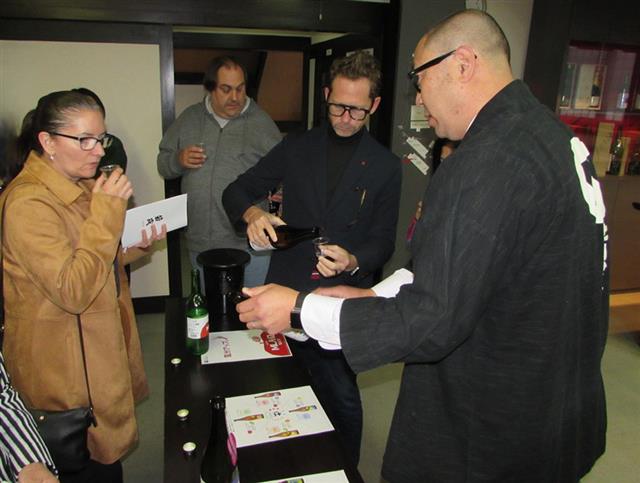 若戎酒造で試飲する参加者