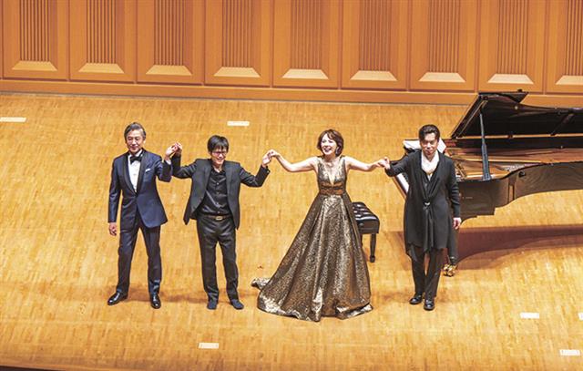 観客の拍手に応える出演者