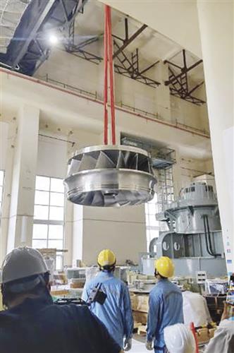 東北電力蓬〓(萊)発電所3号機で取り換えられる最新型の水車ランナ(羽根車)=2024年9月、福島市(同社提供)
