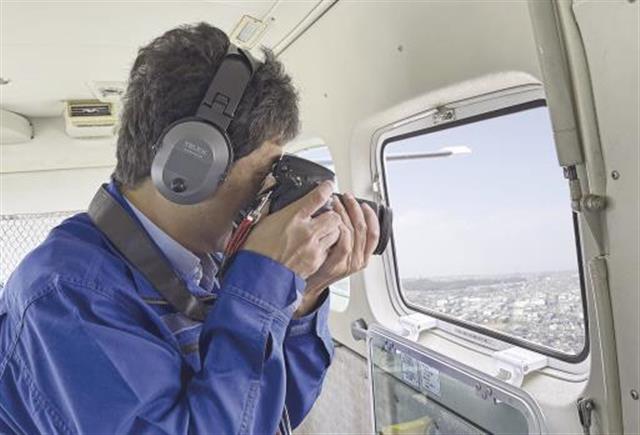 上空から被災地を撮影する(同社提供)