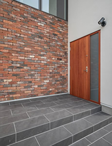 ぬくもりのある木製枠付玄関ドア